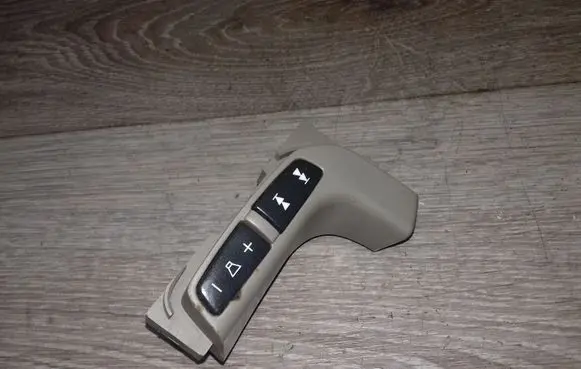 Volvo V70 Steering wheel buttons/switches 30739578