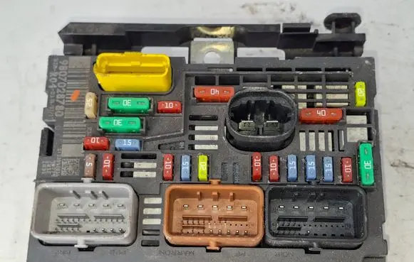 Peugeot 308 BSM Control unit 9807028780