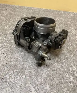 Volkswagen PASSAT B4 Throttle valve 037133064