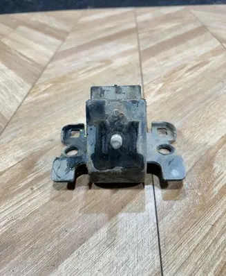 Nissan Navara D23 Engine mount bracket 