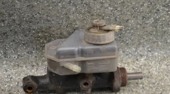 BMW 3 E30 Clutch master cylinder 3350881491