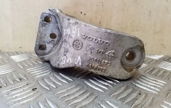 Engine mounting bracket