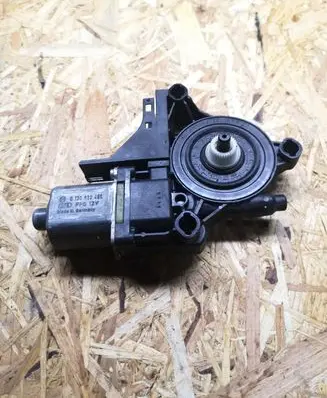 Volkswagen PASSAT B7 Front door window regulator motor 0130822451 988691305