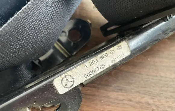 Mercedes-Benz C W203 Front seatbelt 33015929F