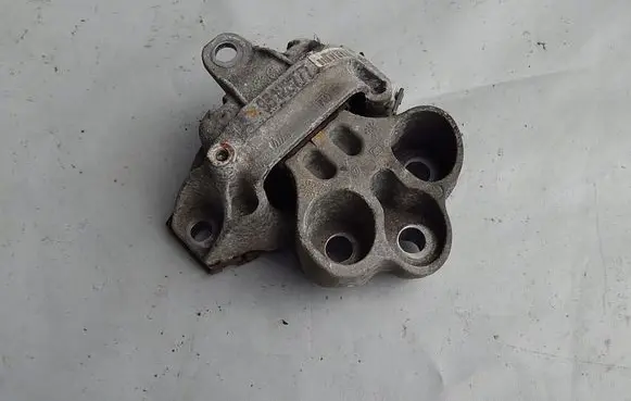 Opel Mokka Engine mount bracket