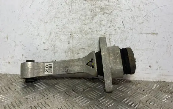 KIA Sorento Engine mount bracket