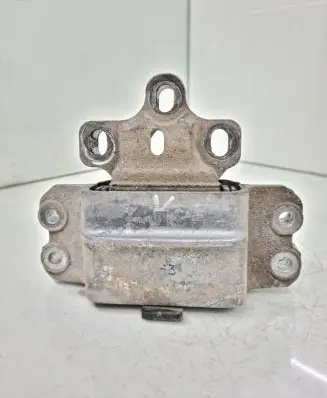 Volkswagen PASSAT B6 Engine mount bracket 3C0199555AA