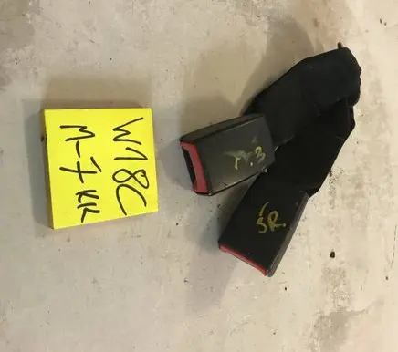Mazda 3 I Rear seatbelt buckle 
