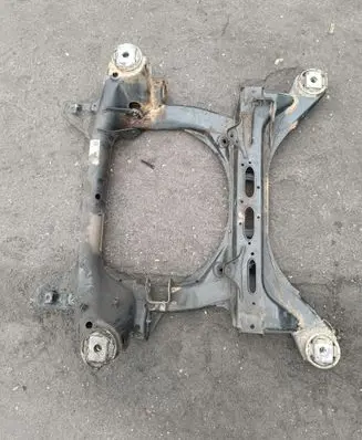 Volkswagen Touareg I Front subframe 7L0400025