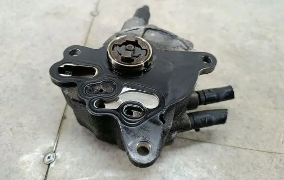 Volkswagen PASSAT B6 Vacuum pump 03G145209CBOSCH