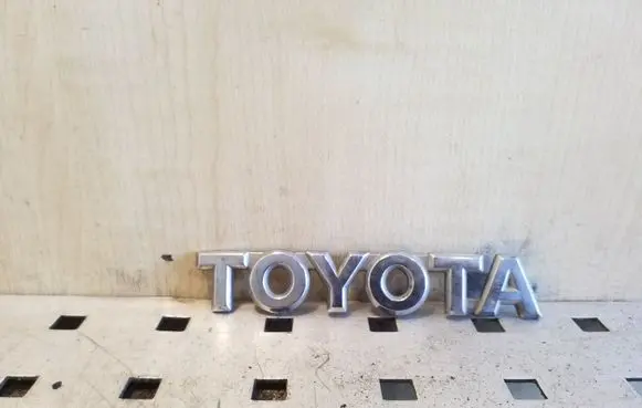 Toyota Avensis T220 Manufacturers badge/model letters 