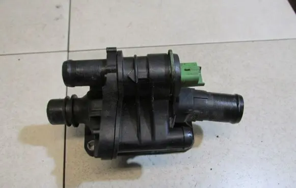 Thermostat/thermostat housing