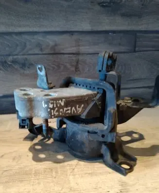 Toyota Avensis T270 Engine mount bracket 856