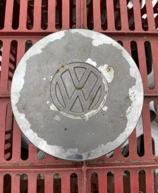 Volkswagen Jetta I Original wheel cap