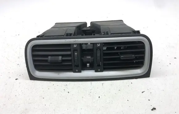 Skoda Fabia Mk2 (5J) Dash center air vent grill 5J0820951