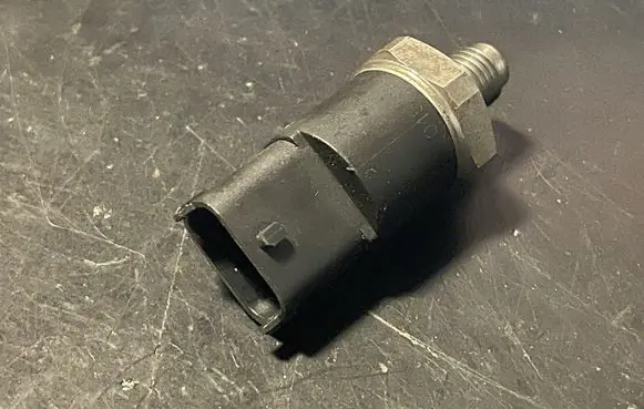 BMW 5 E39 Fuel distributor 281002475 020323 028100241