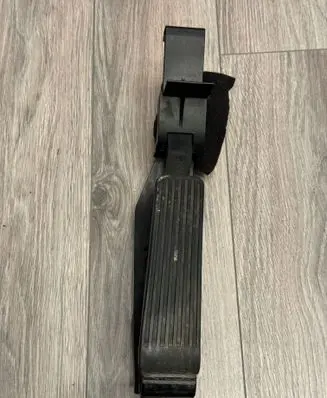 Mercedes-Benz E W211 Accelerator throttle pedal A2033000104