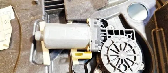 Ford Fiesta Front door window regulator motor