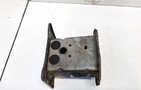 Front bumper mounting bracket