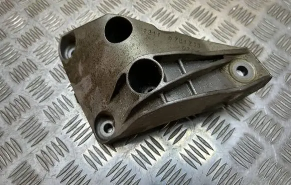 BMW 5 F10 F11 Engine mounting bracket 6781233 22116781233 73681310