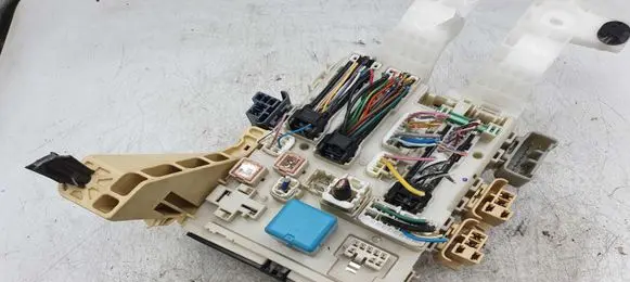 Toyota Yaris Fuse module 604070195 9407 8273052700