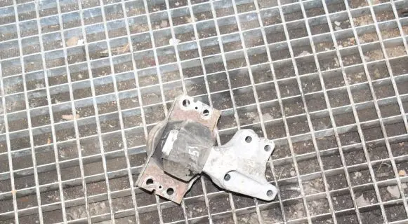 Peugeot RCZ Engine mount bracket 9681855180