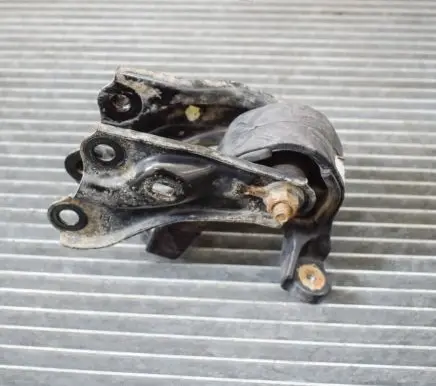 Honda CR-V Engine mount bracket