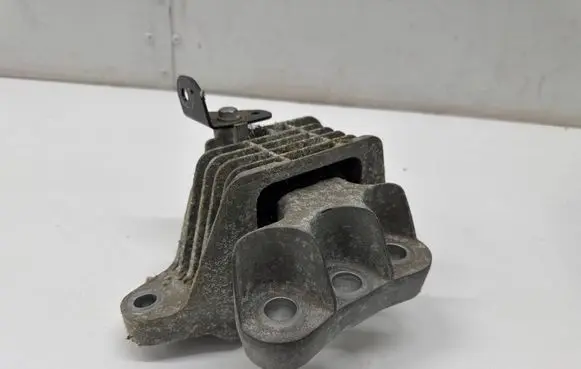Opel Insignia B Engine mount bracket 84065723