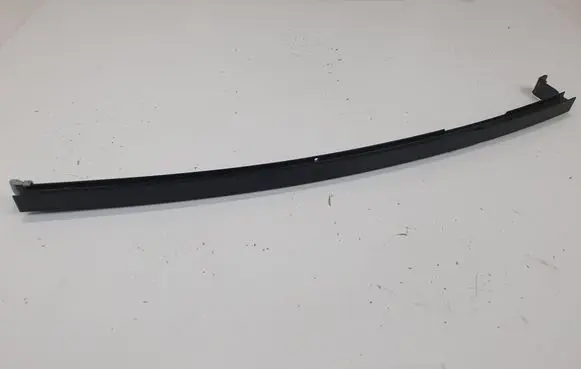 Renault Megane III Rear door windshield rail 822310002R