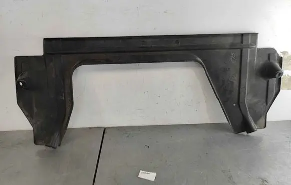 Volkswagen PASSAT B5.5 Engine splash shield/under tray 8E0825215