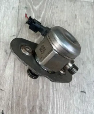 BMW X1 E84 Fuel injection high pressure pump 7584461 13518604229 8604229