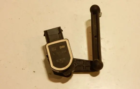 Headlight/headlamp level sensor