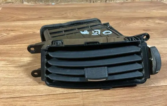 Hyundai i30 Dash center air vent grill 974202R000 U07966