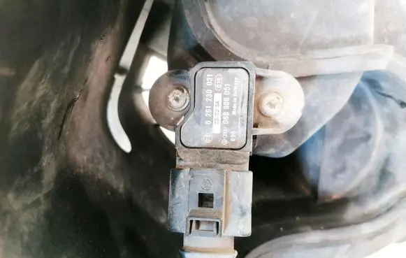 Volkswagen Golf IV Air pressure sensor 0261230031 06B906051