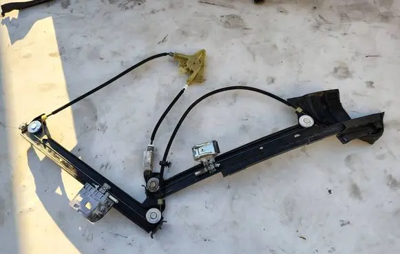 Front window lifting mechanism without motor