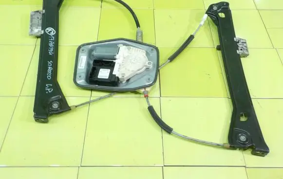 Volkswagen Scirocco Front door window regulator with motor 1K8837401S