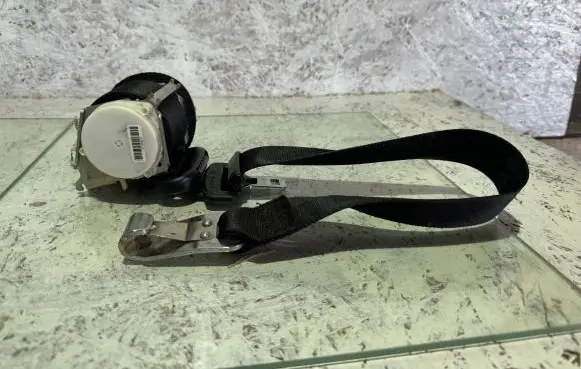 Ford Galaxy Rear seatbelt 613B85D