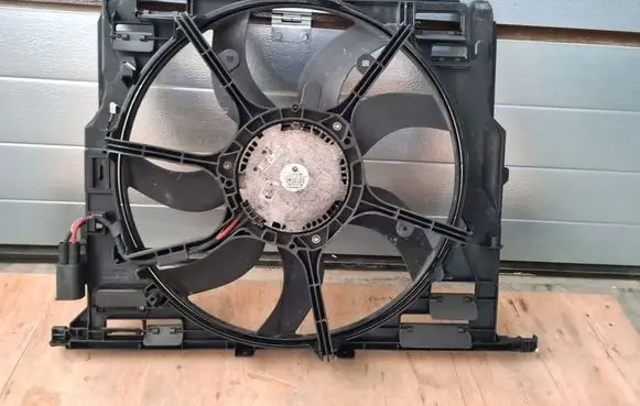 BMW 5 F10 F11 Radiator cooling fan shroud 17899010