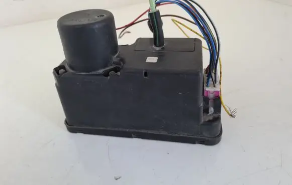 Volkswagen Golf III Central locking vacuum pump 357962257
