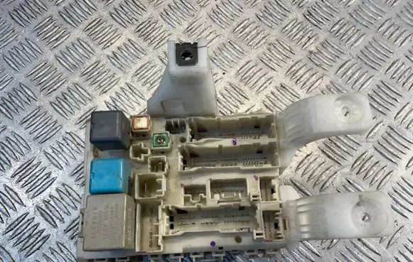 Toyota Prius (XW20) Fuse module 8273047290 7B081227 9711