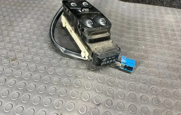 Mercedes-Benz C W203 Electric window control switch A2038218051