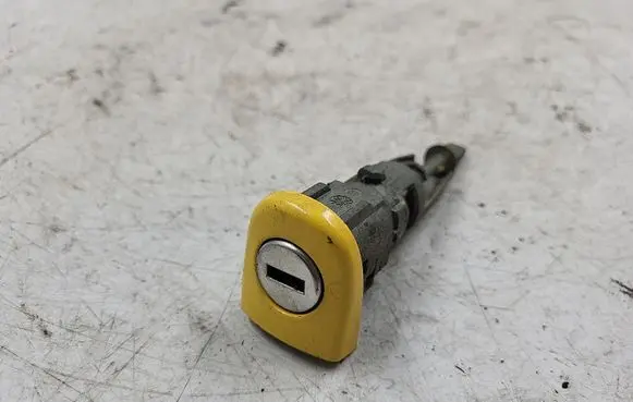 Seat Leon (1P) Front door lock (next to the handle) 