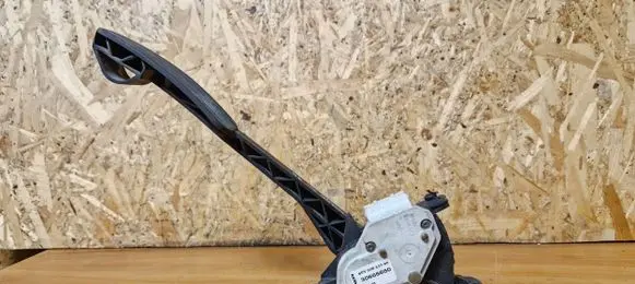 Volvo XC70 Accelerator throttle pedal 30666660