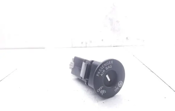 Passenger airbag on/off switch