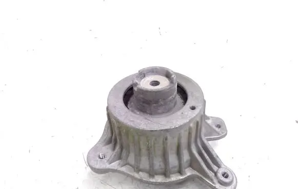 Mercedes-Benz E W213 Engine mount bracket
