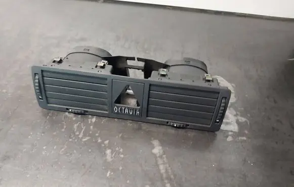 Skoda Octavia Mk1 (1U) Dash center air vent grill 1U0820951
