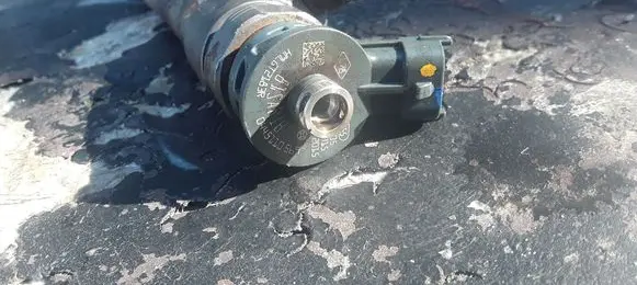 Opel Vivaro Fuel injector 0445110569