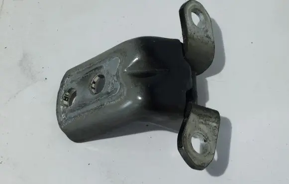 Nissan Qashqai Front door upper hinge ES03