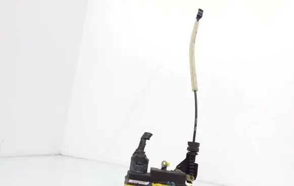 Volvo S60 Front door lock 8650547