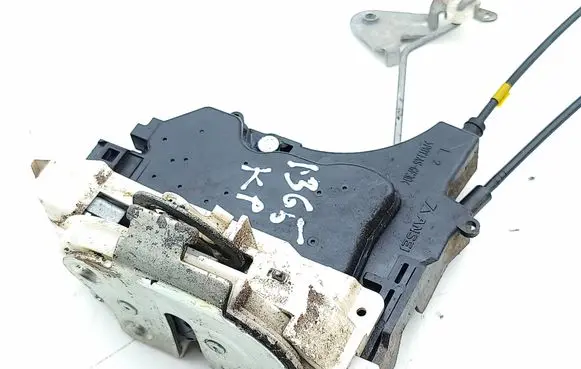 Citroen C-Crosser Front door lock 09827